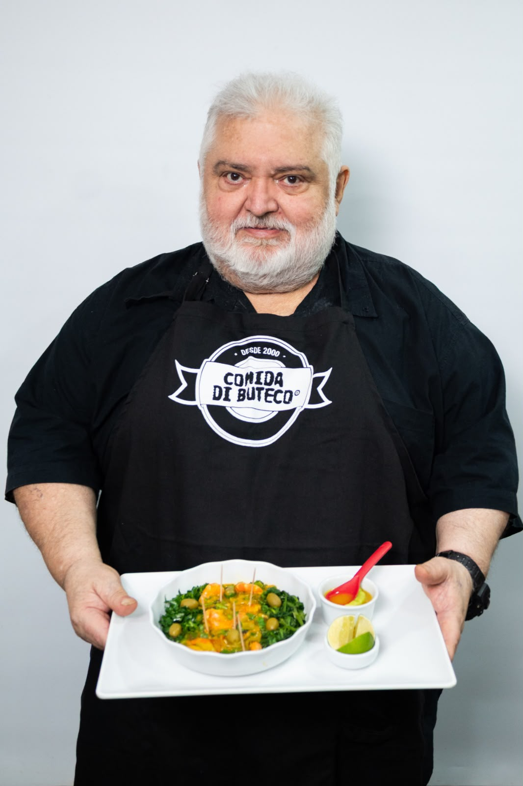 Mário Afonso com um de seus pratos